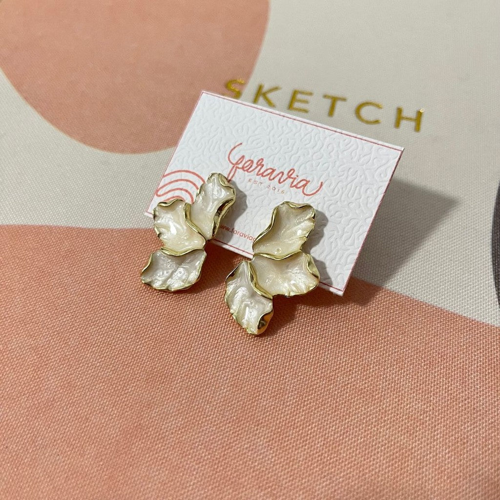 Aretes media flor borde dorado