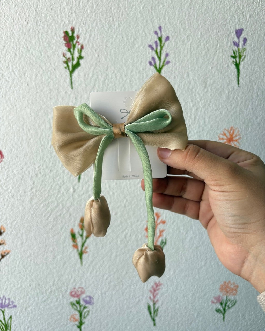 Moño pequeño con tulipan