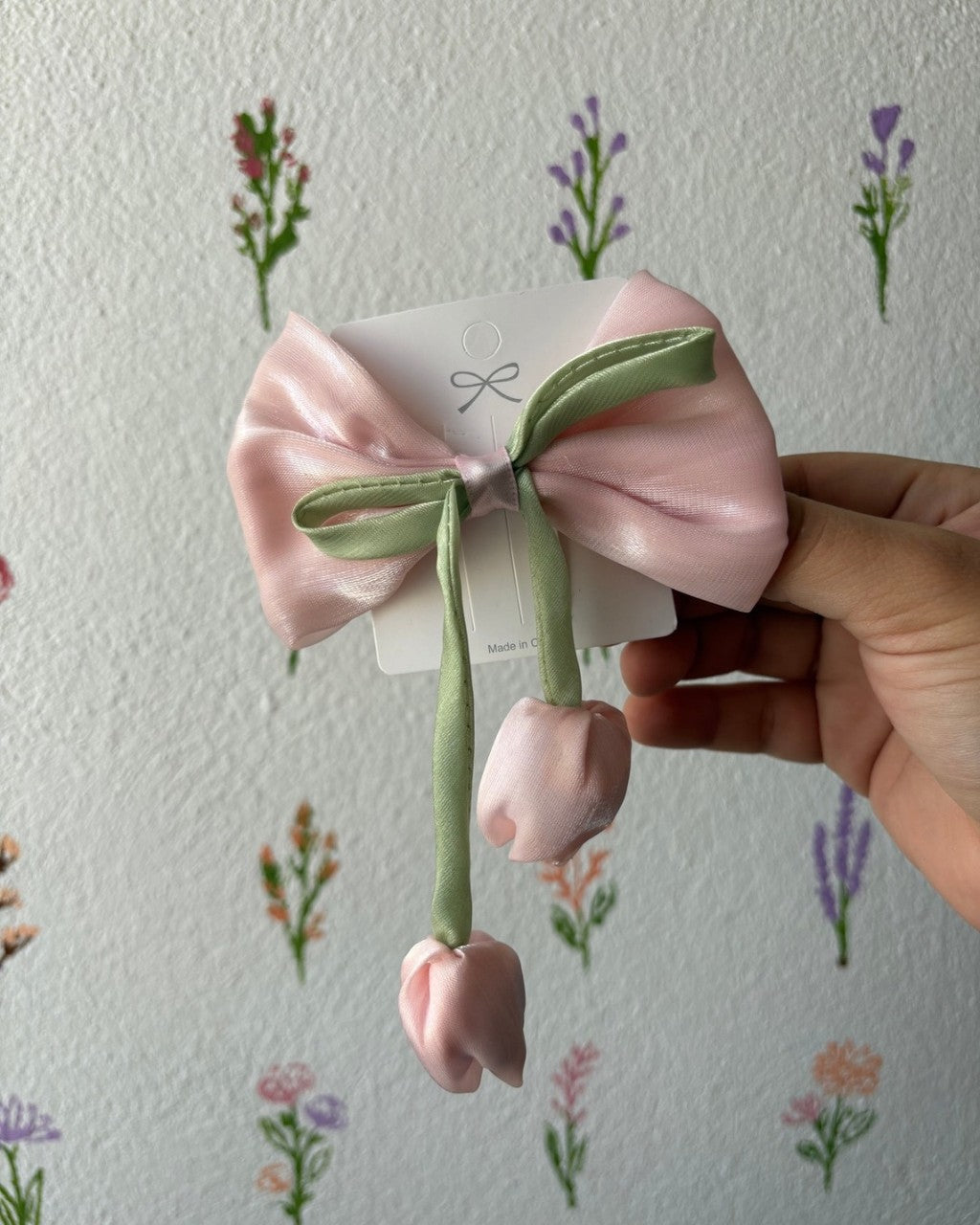 Moño pequeño con tulipan