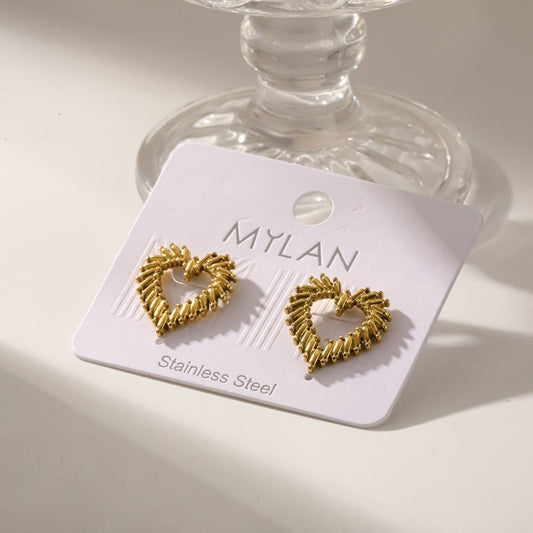 Aretes stud corazón rayado