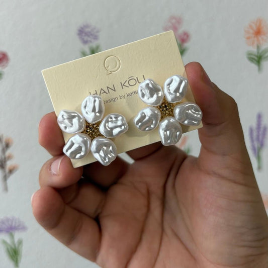 Aretes studs flor de piedras blancas