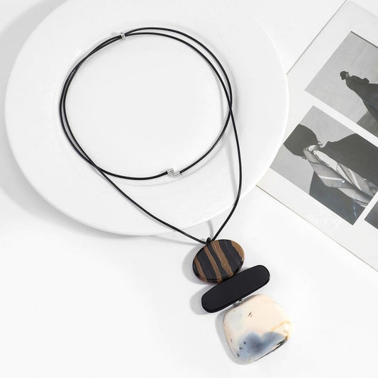 Collar piedras blanck and white