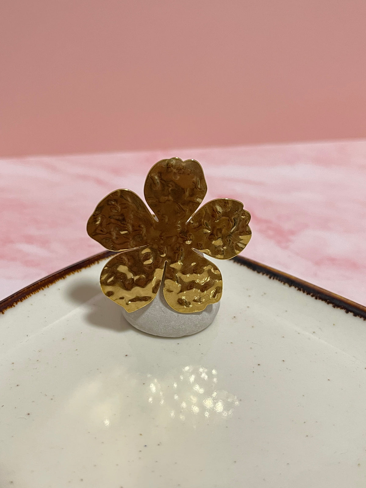 Anillo Flor mega martillado