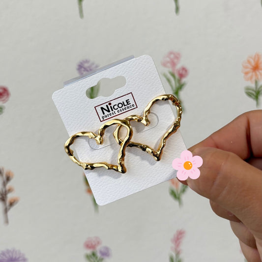 Aretes corazon delineado